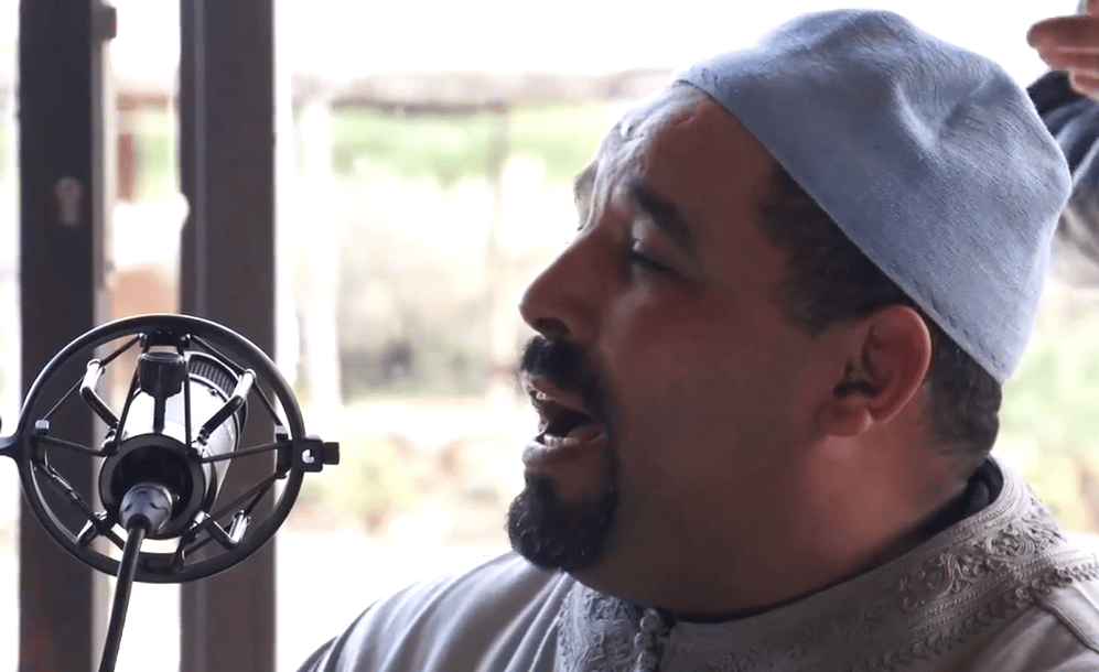 Photo of set Biosphere and Maâlem Mohamed Kouyou.