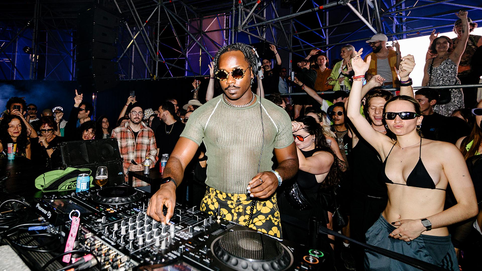 Photo of set Channel Tres.