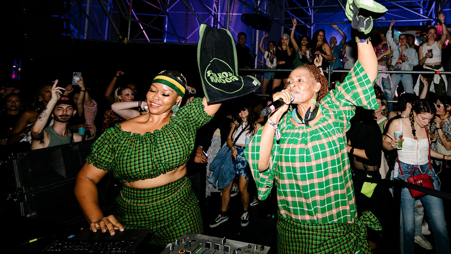Photo of set Queen Asher & Rehema Tajir (live).