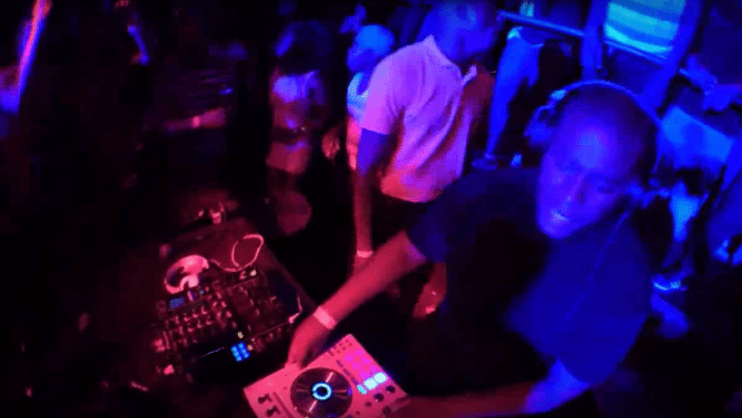 Photo of set DJ Marfox vs DJ Nervoso.