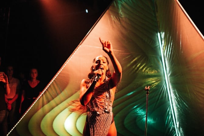 Photo of set D∆WN.