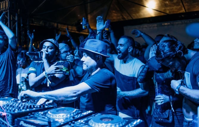 Photo of set Louie Vega.