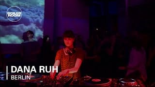 Photo of set Dana Ruh.