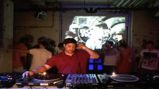 Photo of set DJ QU.