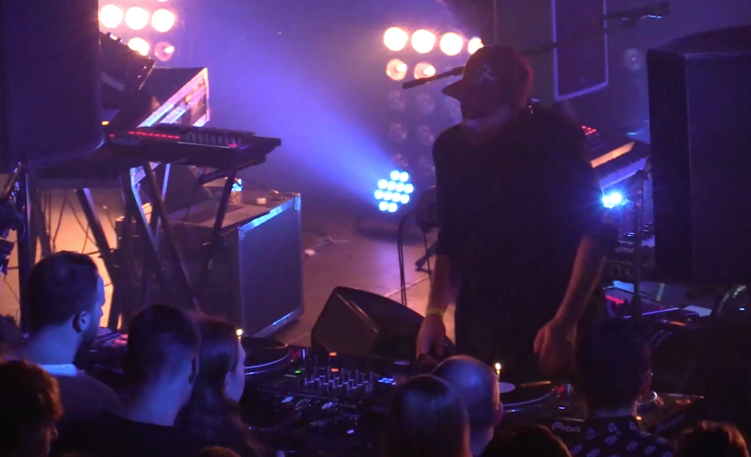 Photo of set DJ Mo.