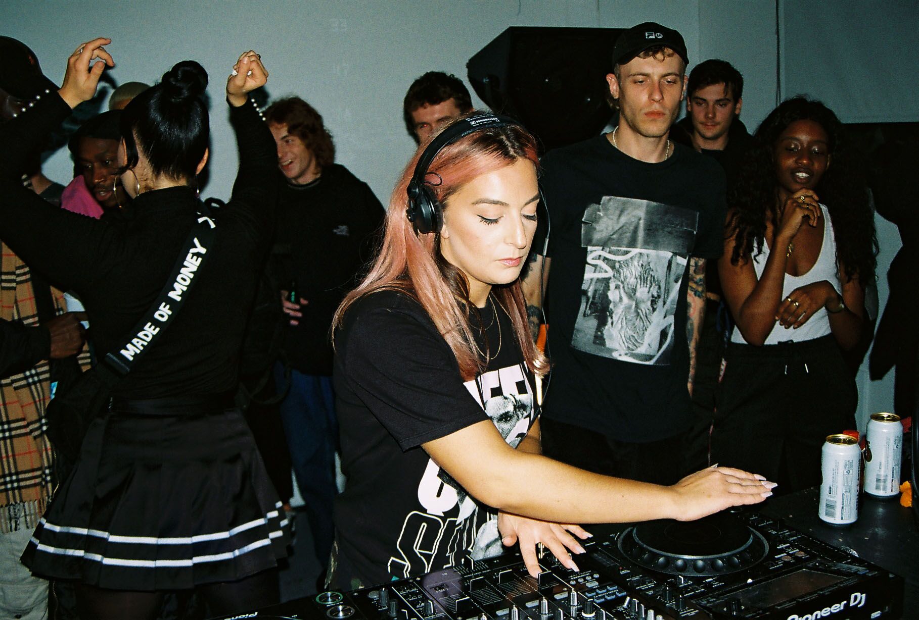Photo of set LIANA.