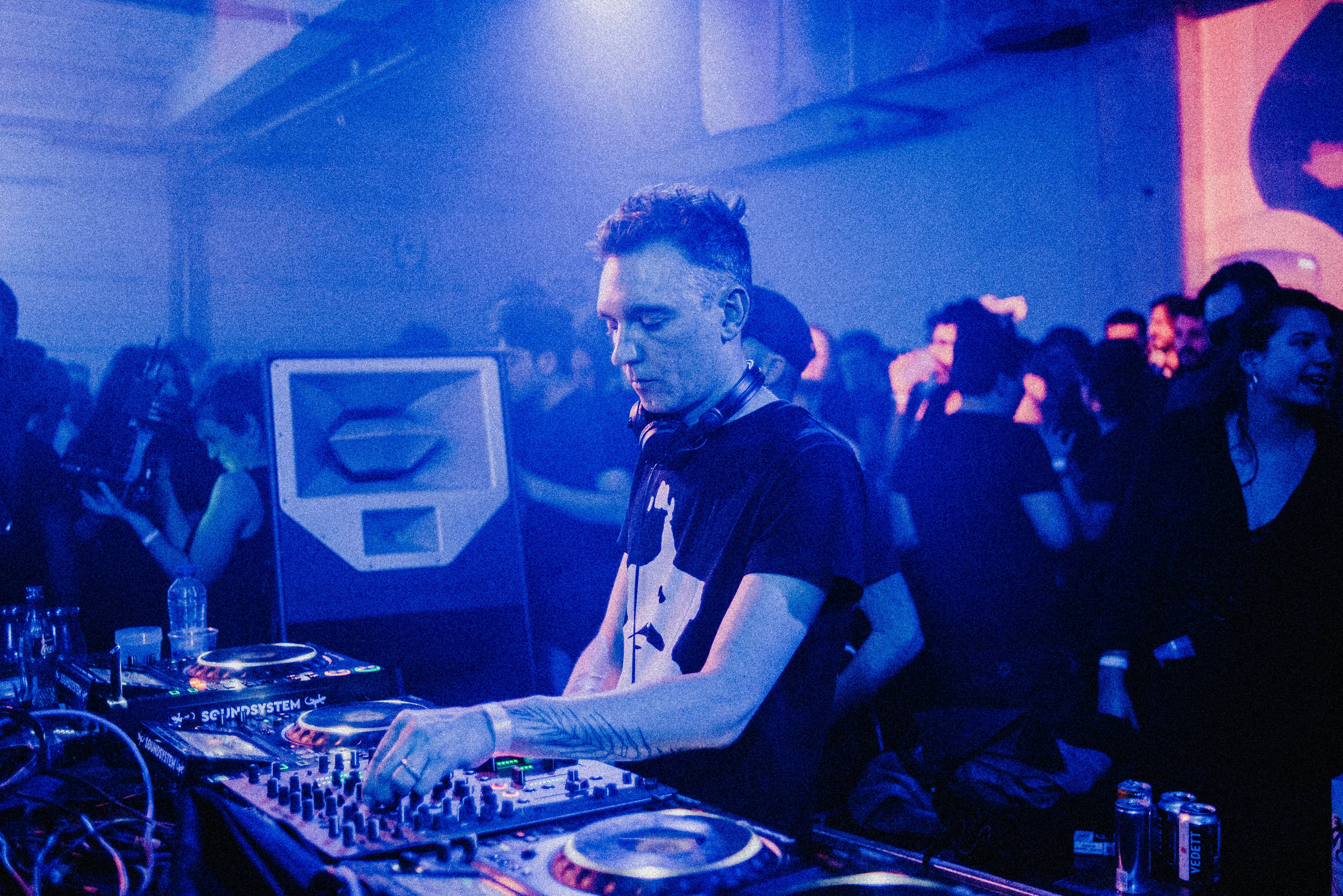 Photo of set Peter Van Hoesen.
