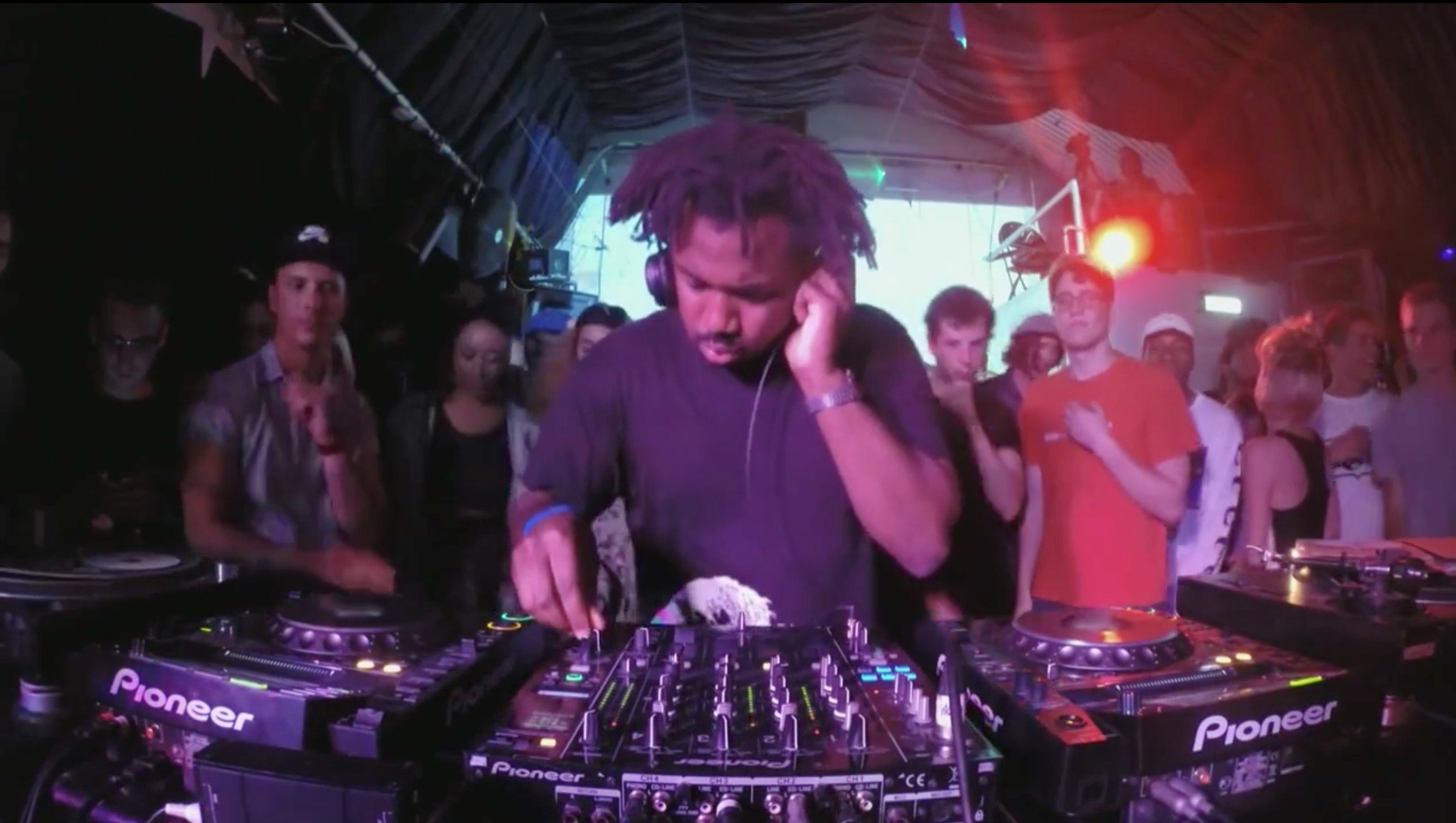 Photo of set Sampha.