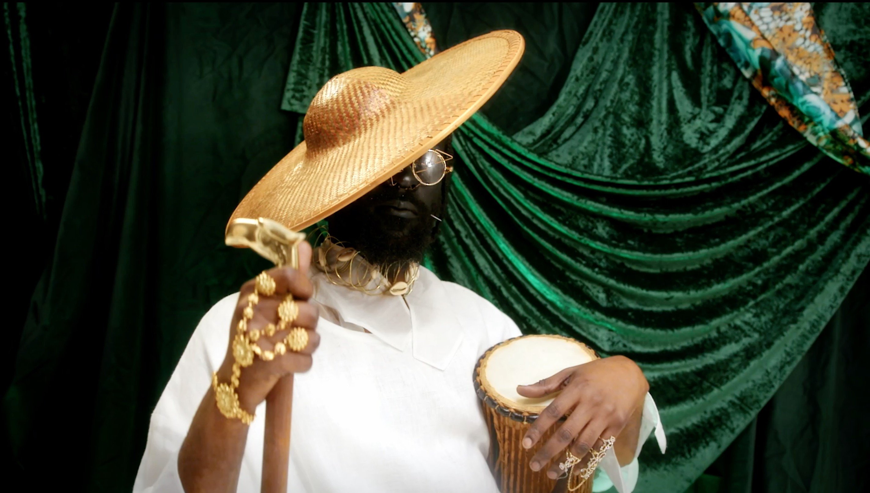 Photo of set Alxndr London: 'Talking Drum'.
