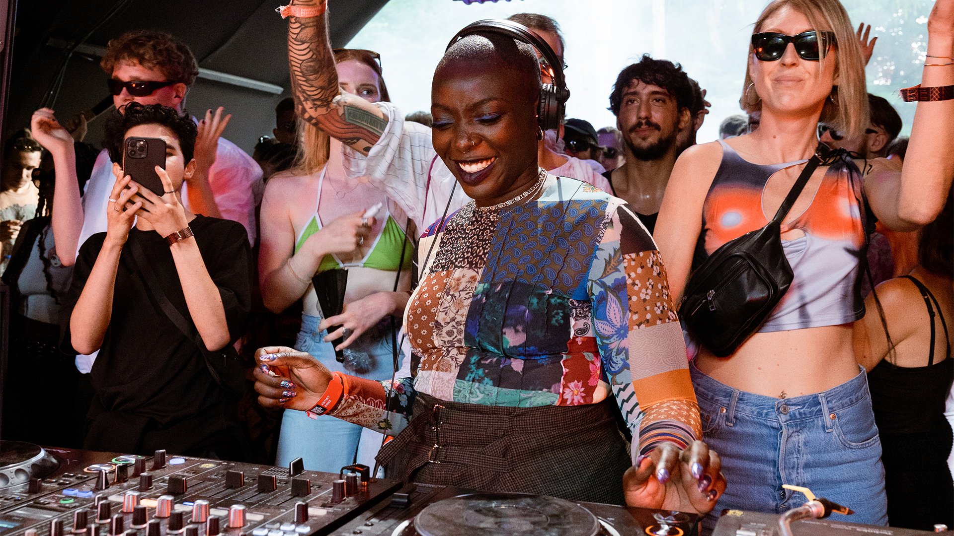 Photo of set Akua.