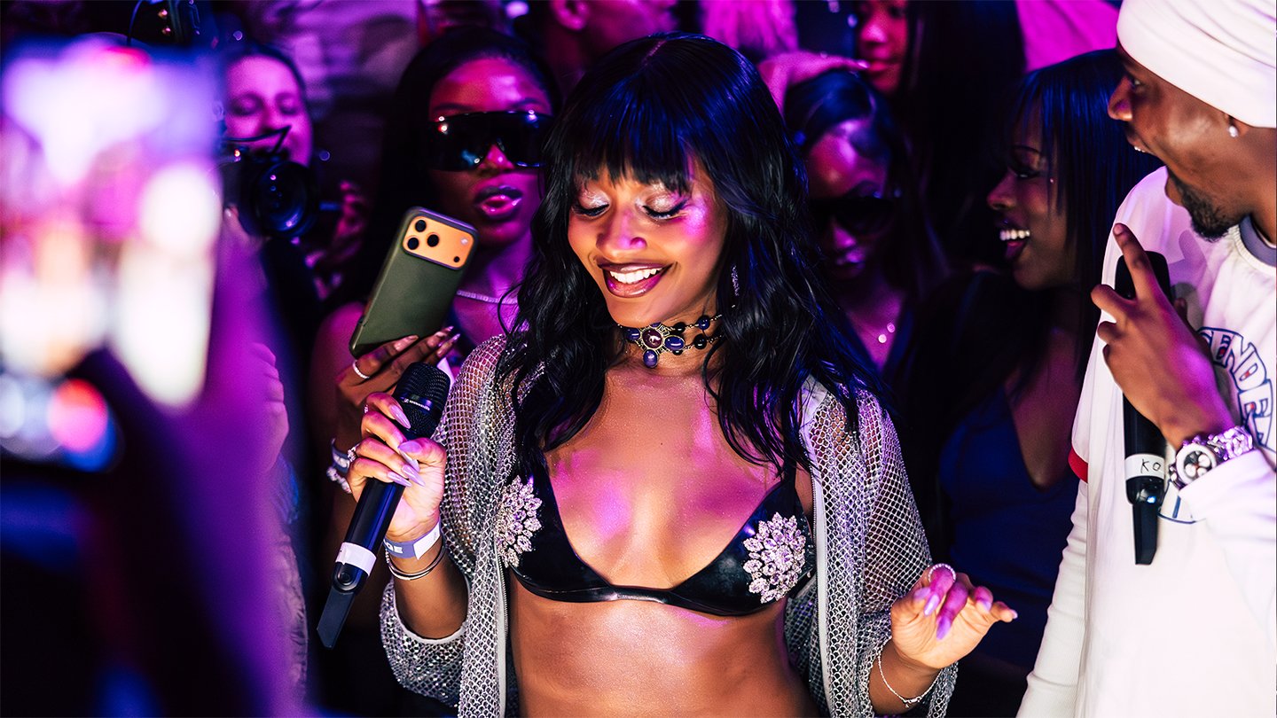 Photo of set Ayra Starr.