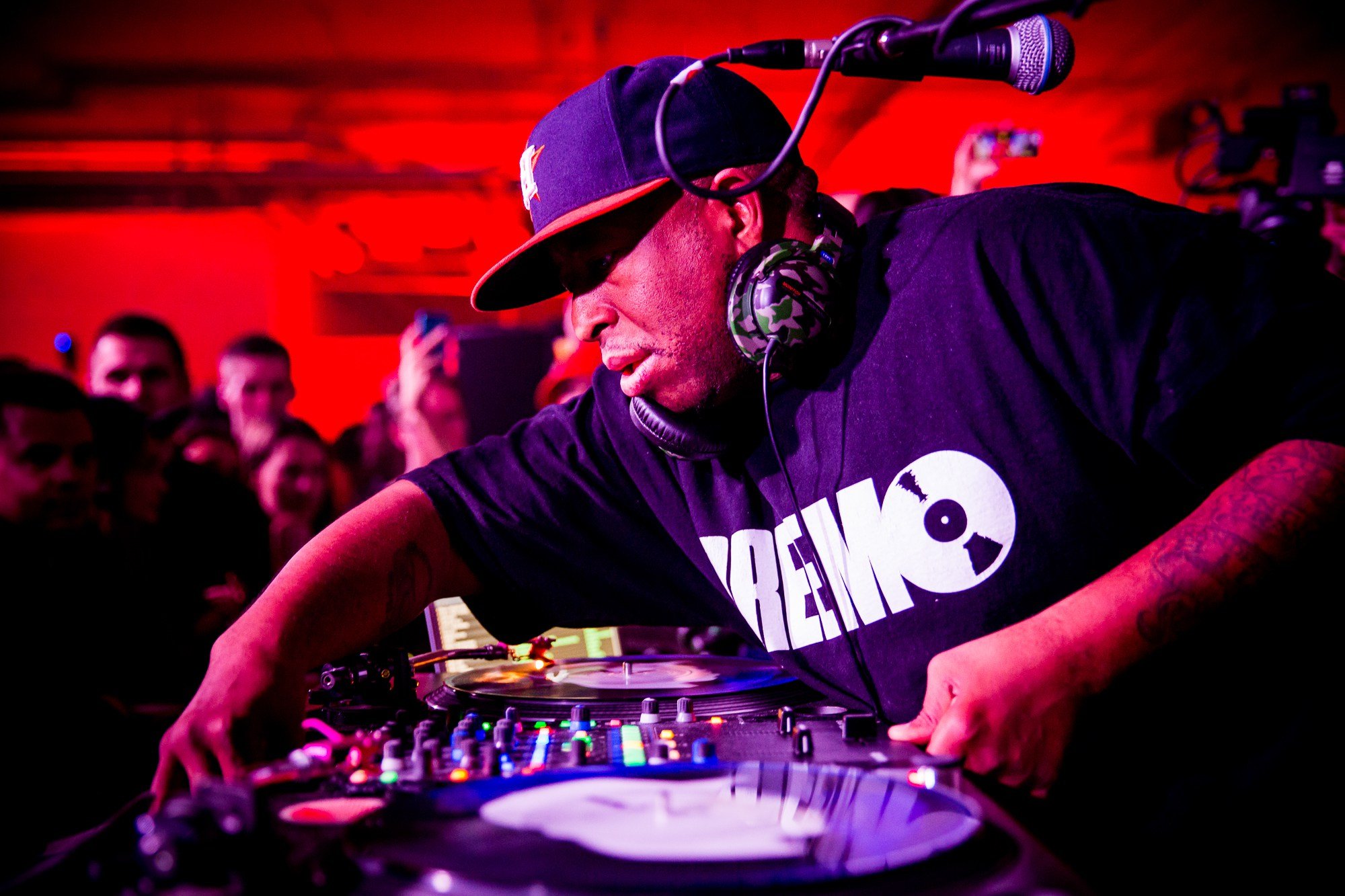 Photo of set DJ Premier.