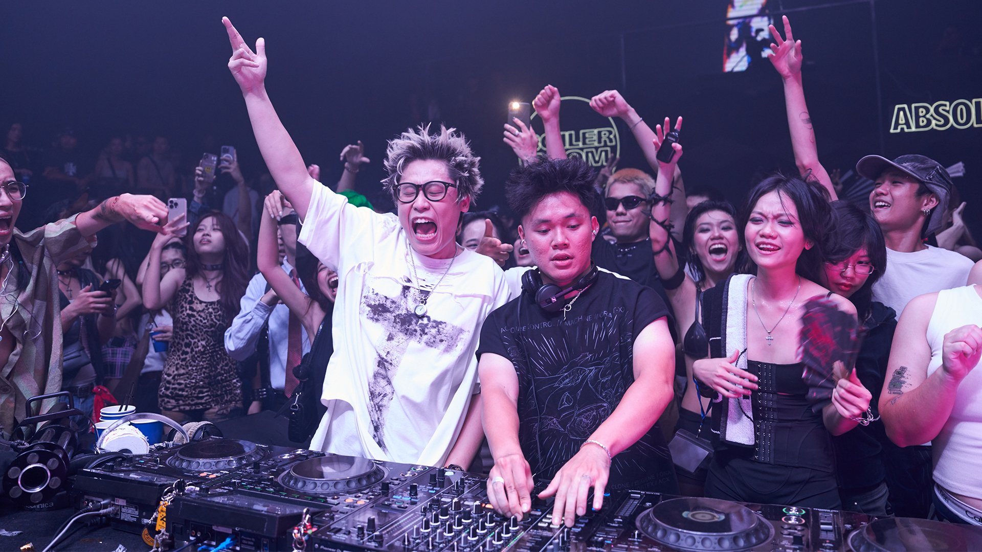 Photo of set dOnut b2b lil toilet.