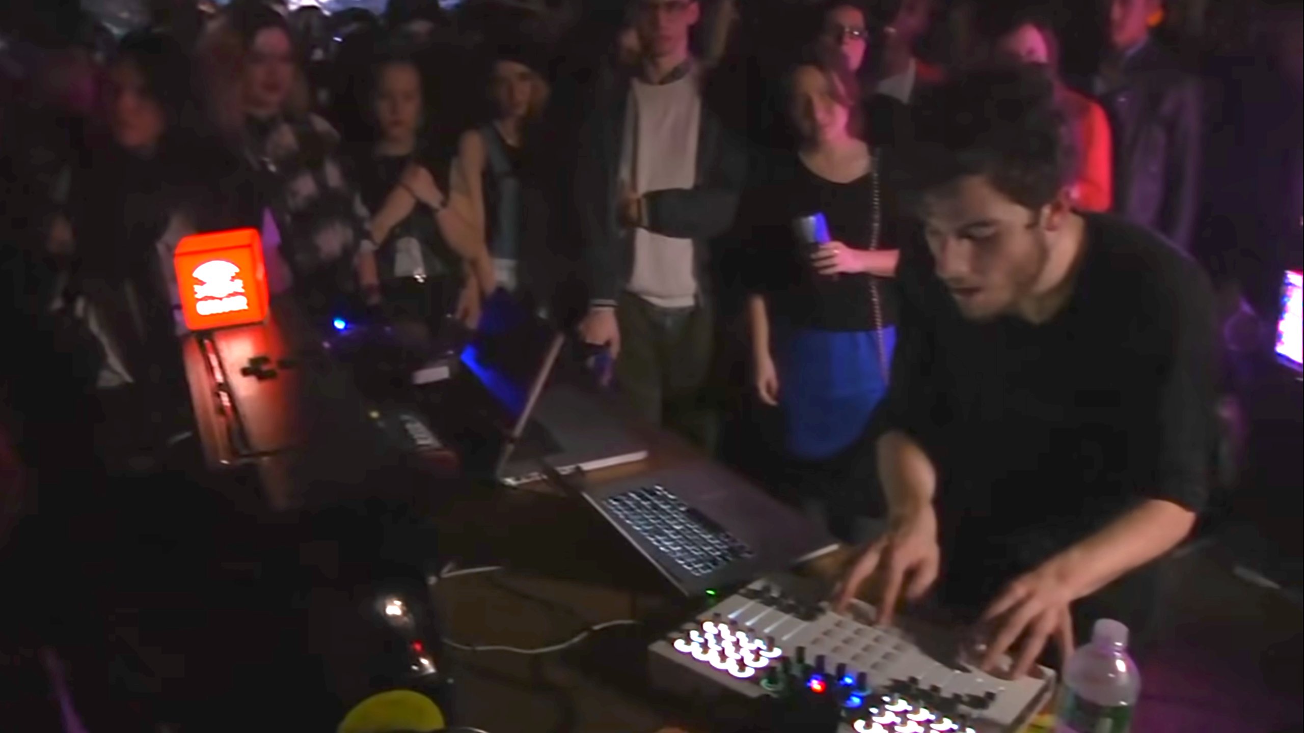 Photo of set Nicolas Jaar 45 Min Mix.