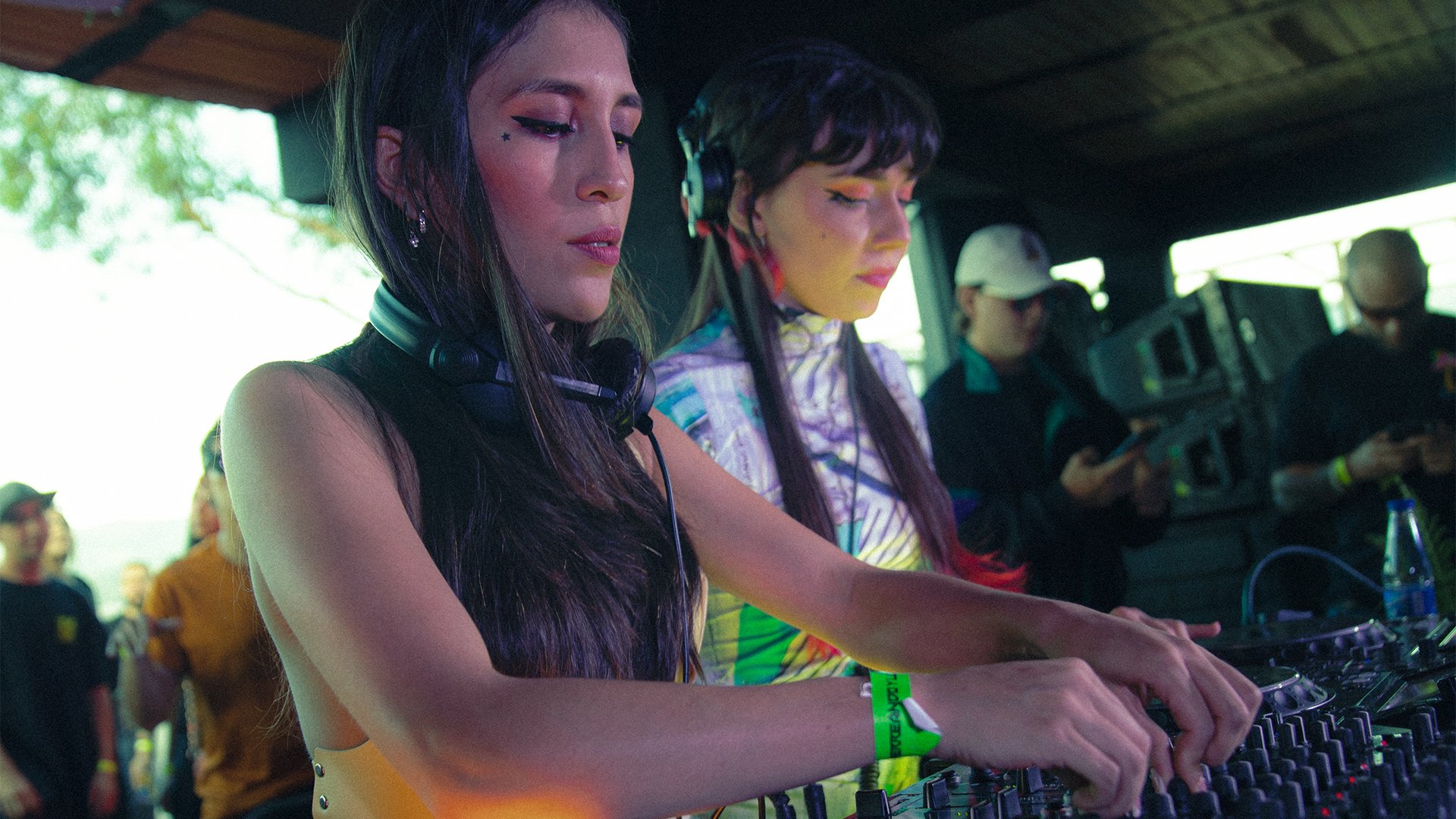 Photo of set Sophyaa b2b Amantra.