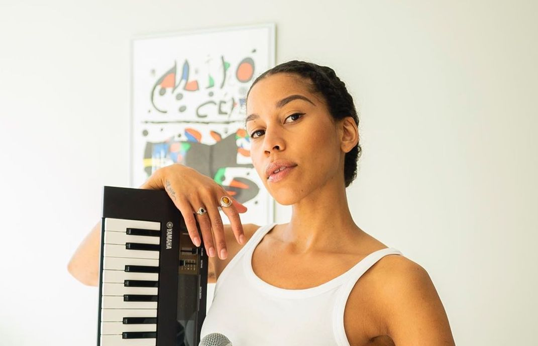 Photo of set Charlotte Dos Santos.