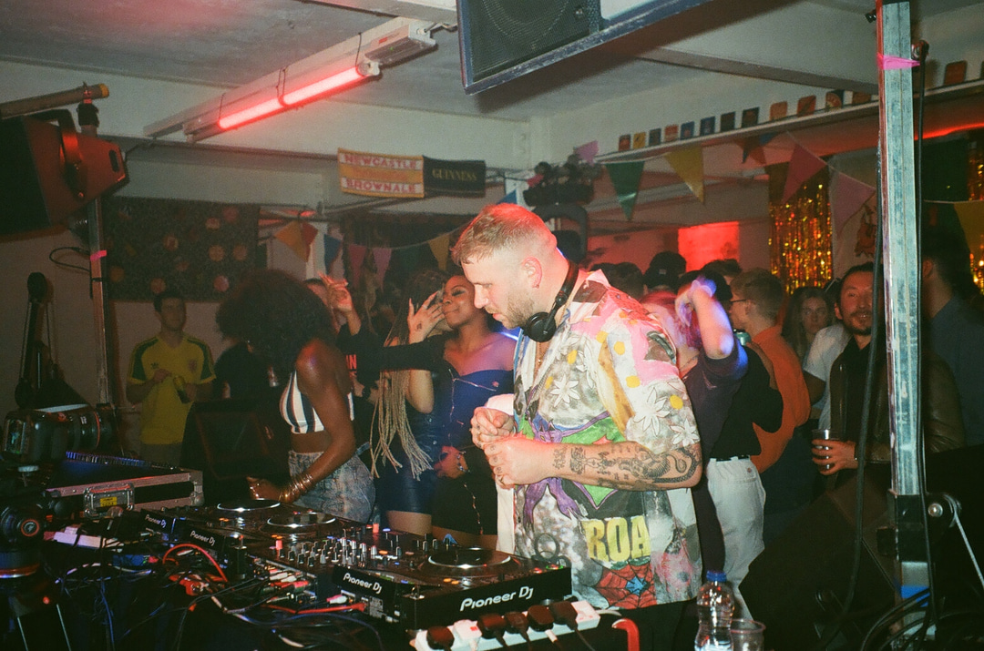 Photo of set Shay Malt.