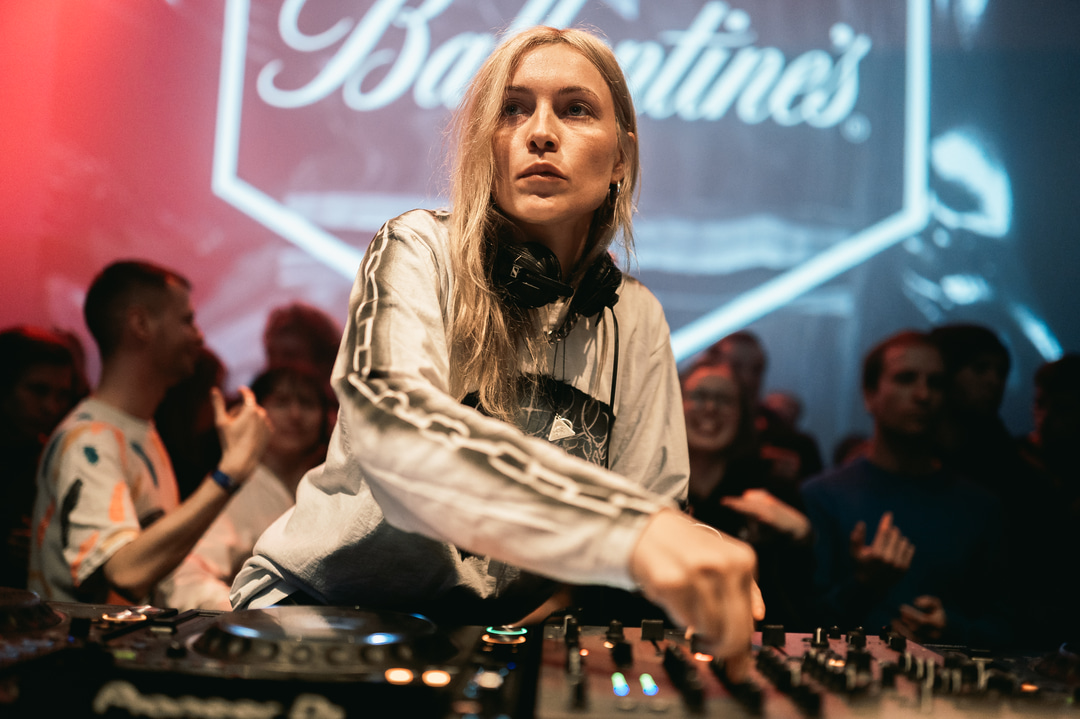 Photo of set Jana Woodstock.