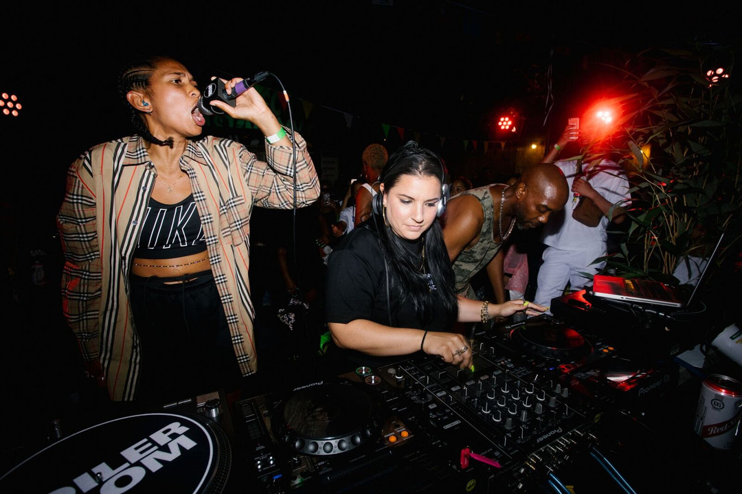 Photo of set Jubilee.