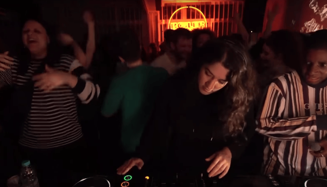 Photo of set Manara.