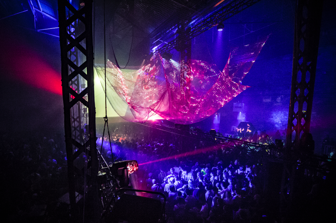 Photo of set Kris Baha.