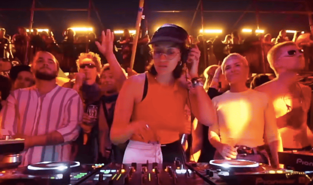 Photo of set Toni Yotzi.