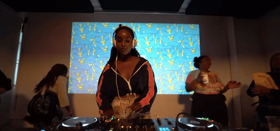 Photo of set Amal Omari.