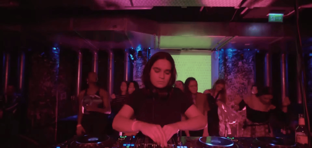 Photo of set Maendi.