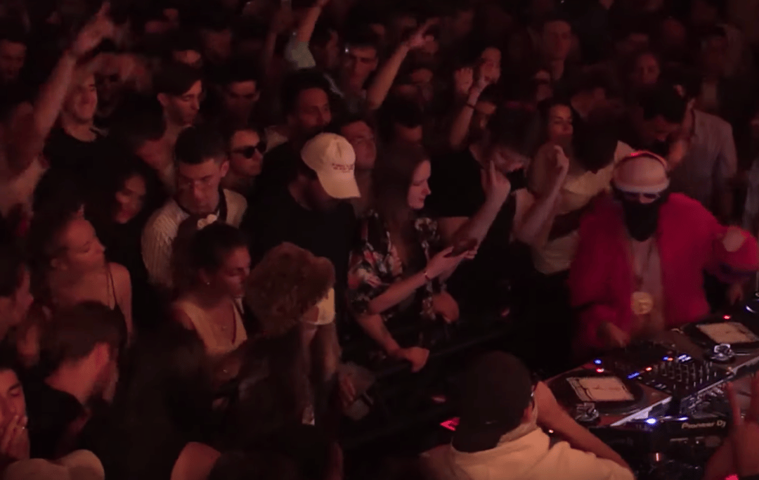 Photo of set MÉZIGUE.