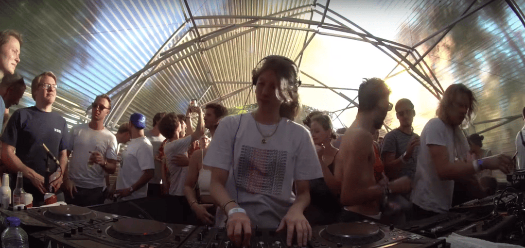 Photo of set Lola Haro.