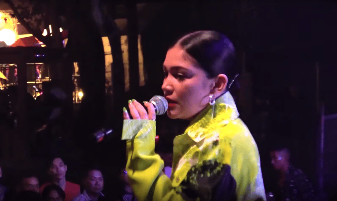 Photo of set Jess Connelly.