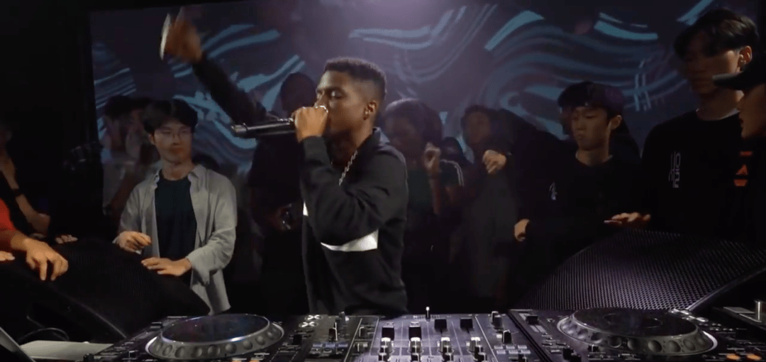 Photo of set Pi'erre Bourne.