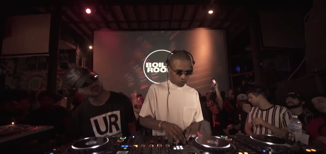 Photo of set AceMoMa.