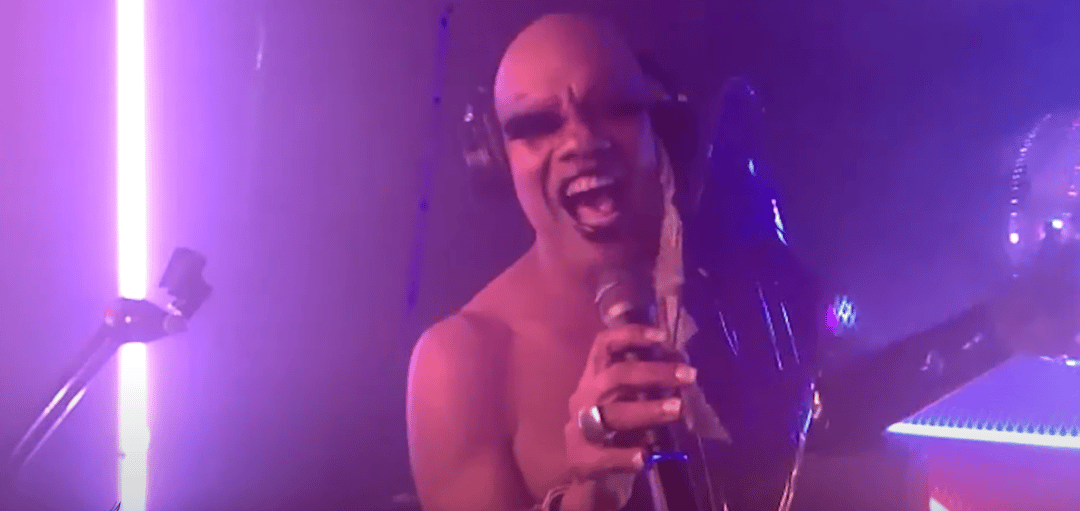 Photo of set Kevin Aviance.