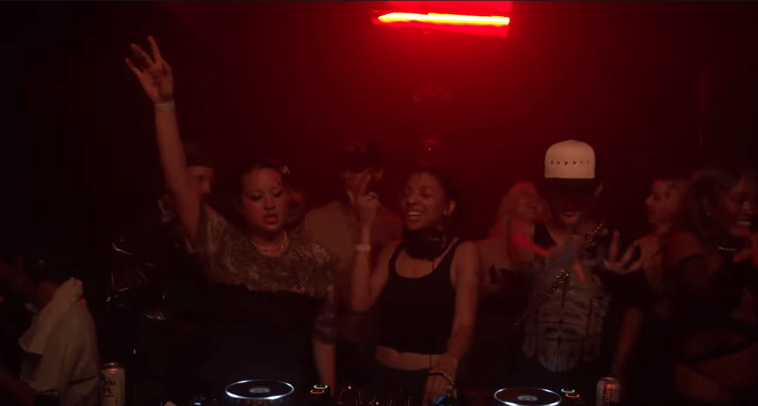 Photo of set Bapari.