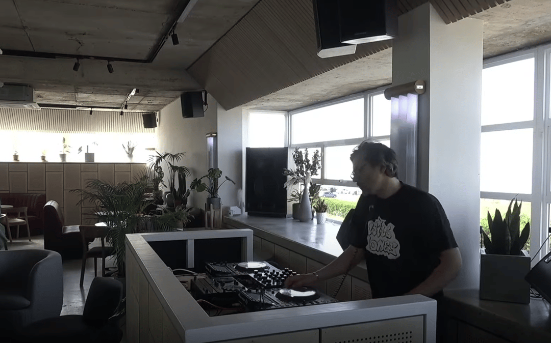 Photo of set Felix Dickinson.