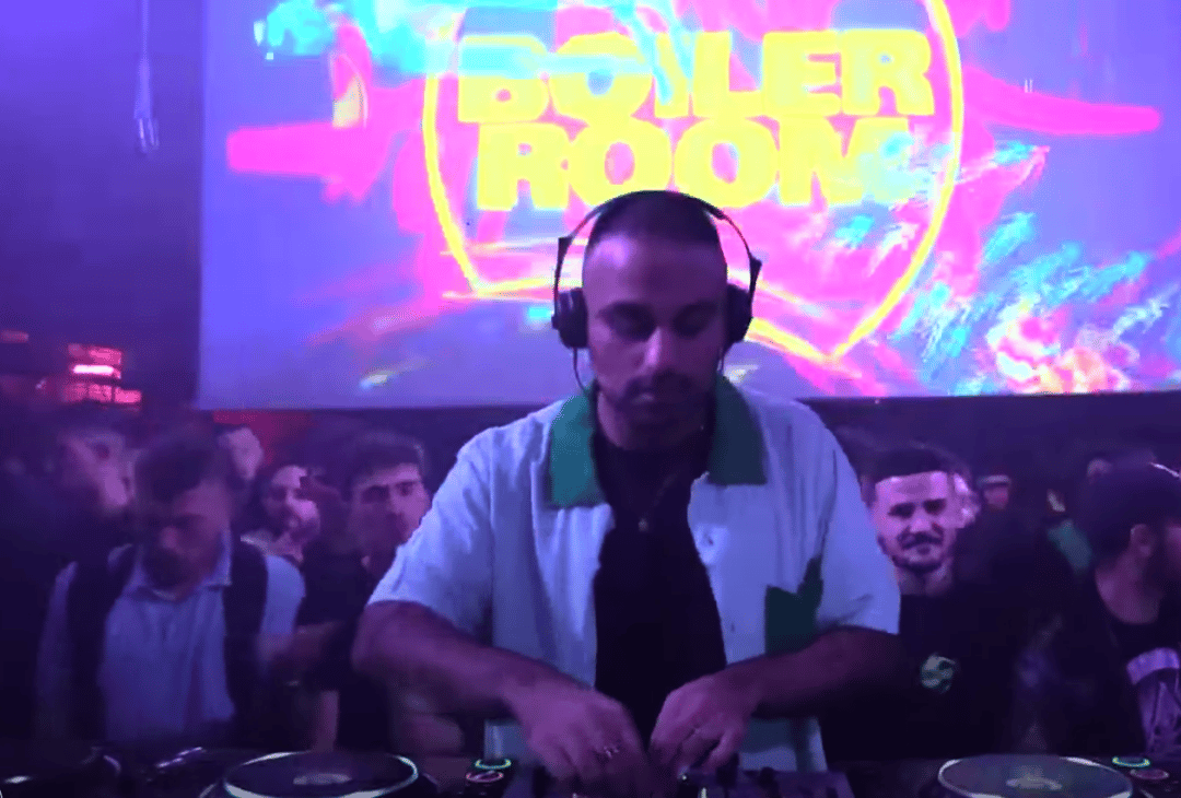 Photo of set Manni Dee.