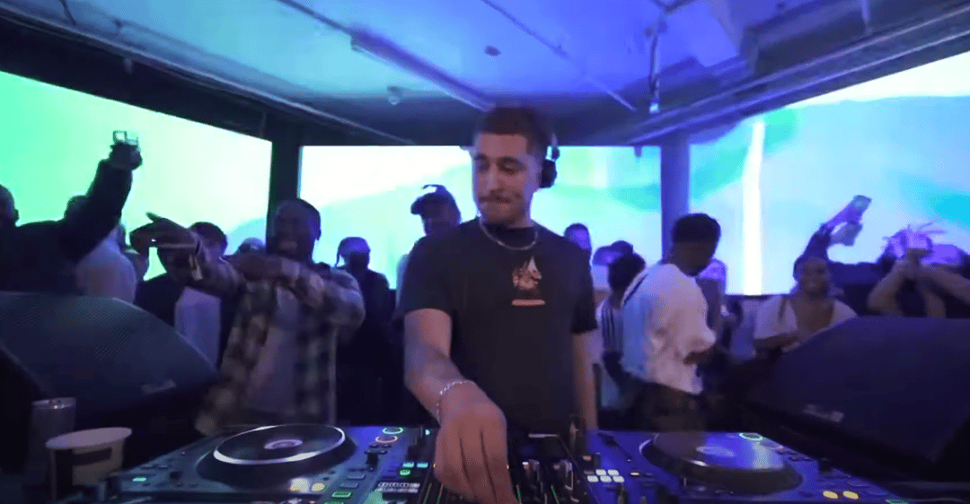 Photo of set JD. Reid.