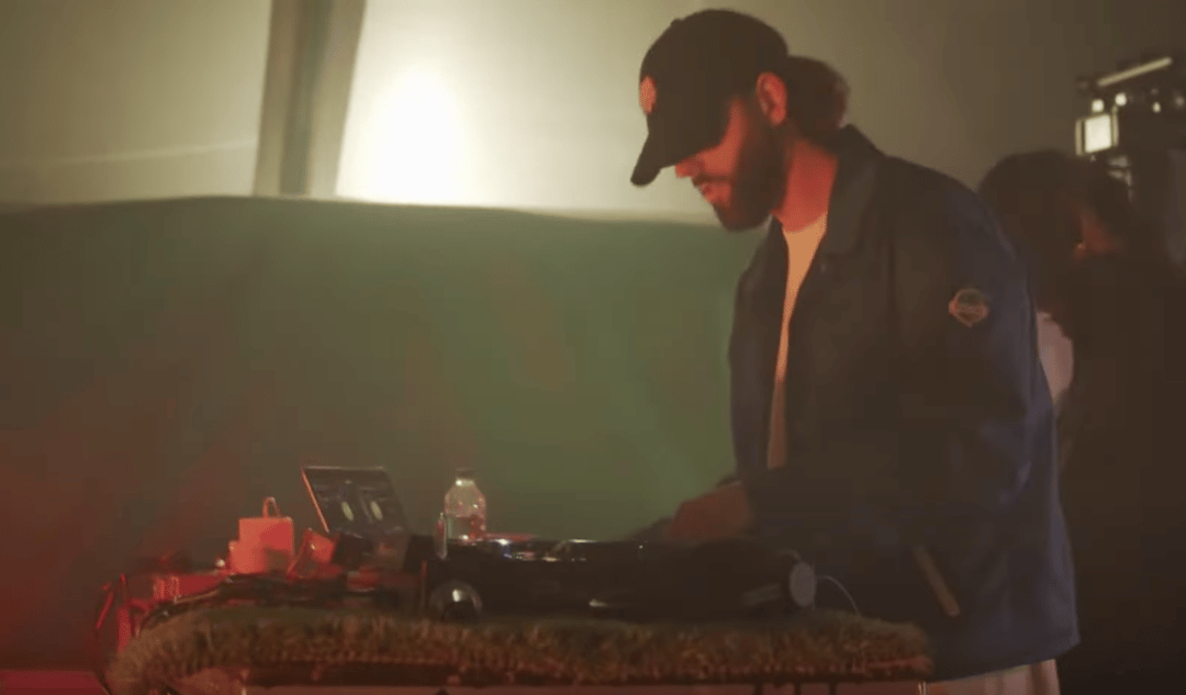 Photo of set Toolate.