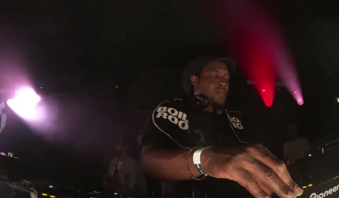 Photo of set Double O.