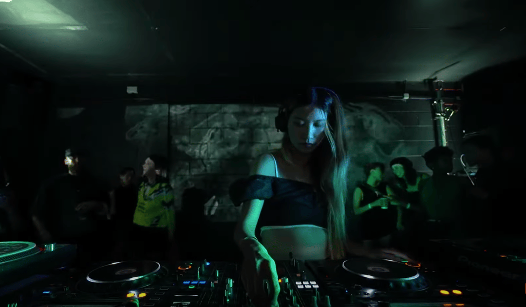 Photo of set Flora Yin-Wong.