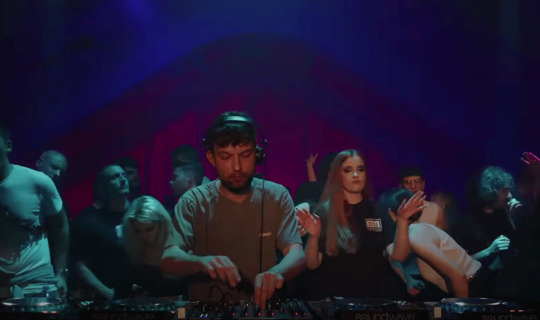 Photo of set Milo Raad.