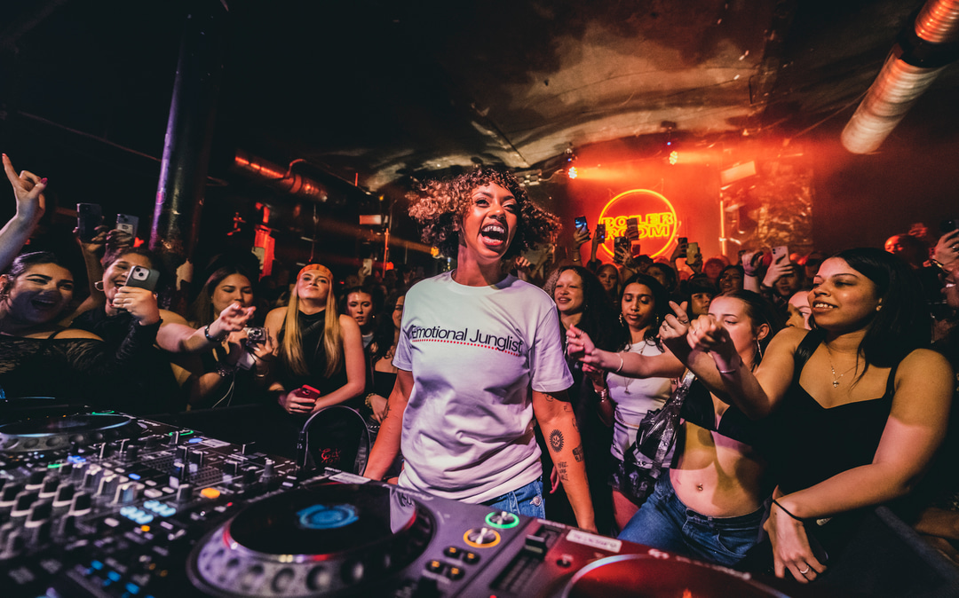 Photo of set Nia Archives.