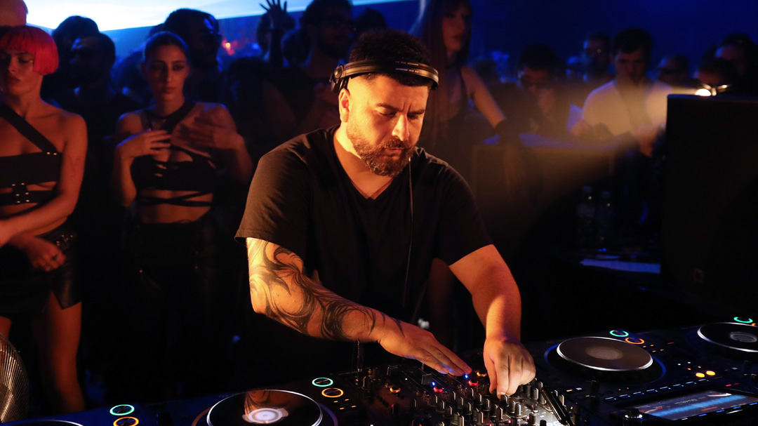 Photo of set Boyd Schidt.