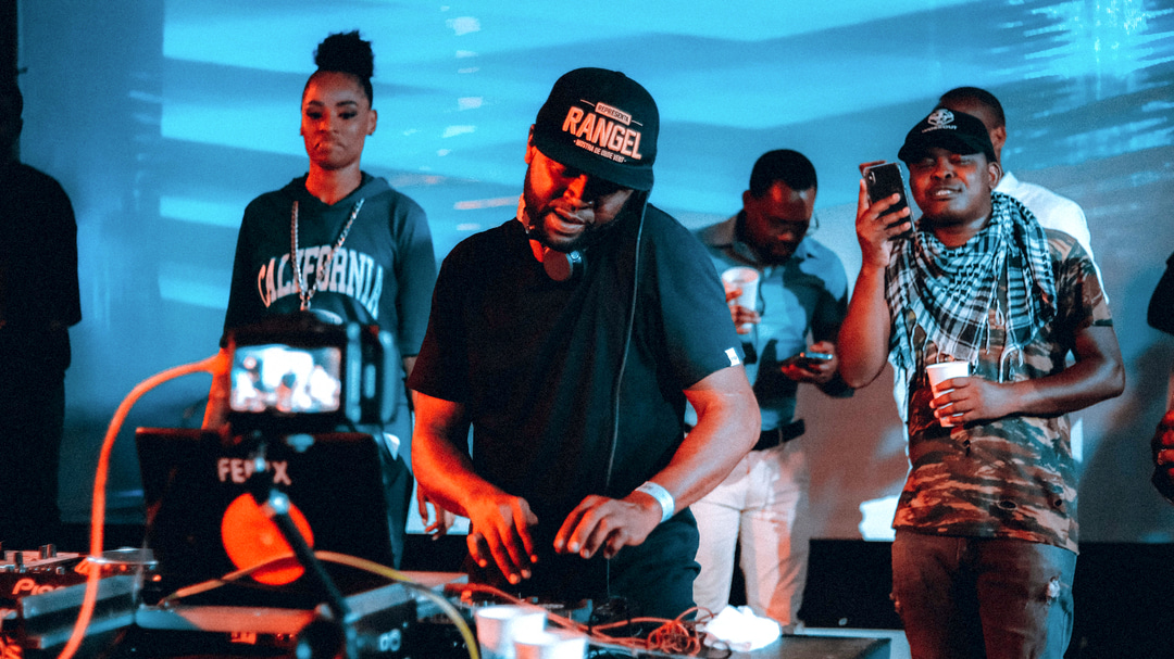 Photo of set DJ Znobia.