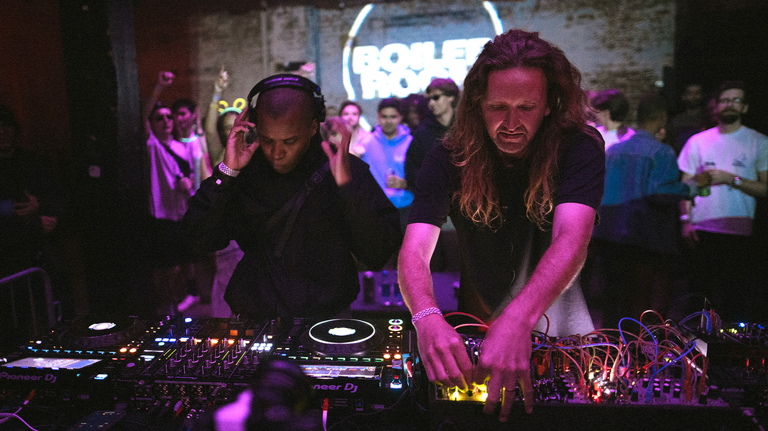 Photo of set GRRL x Made of Oak.