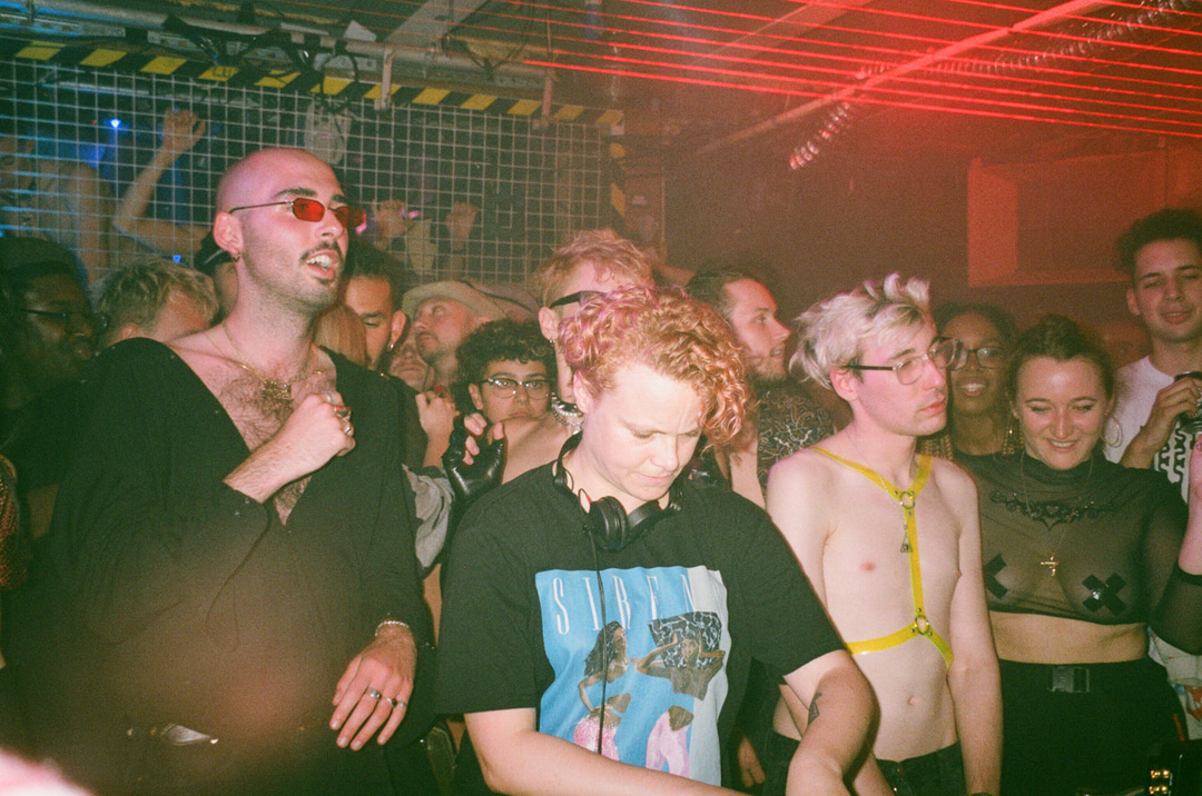 Photo of set HANNAH HOLLAND.