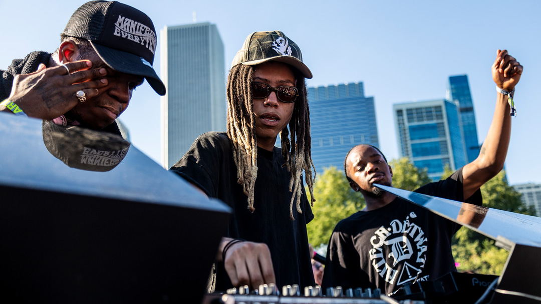 Photo of set HiTech.