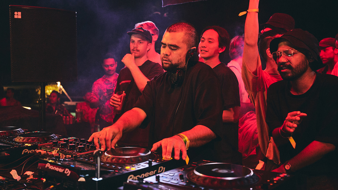 Photo of set Jonathan Kusuma.