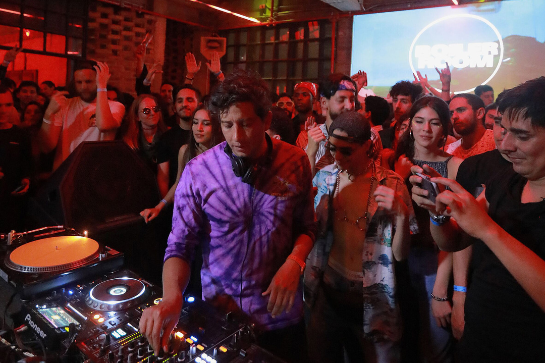 Photo of set Julian Gomez.